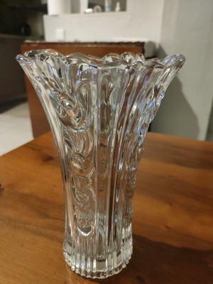 Crystal vase like new with detailed opening
