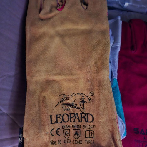 Protective gloves new for high temperature work, ideal for welders