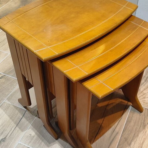 Wooden nesting coffee tables set of 3 used, classic design