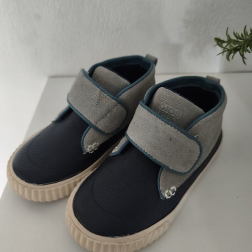 Gioseppo children's leather shoes size 25 like new