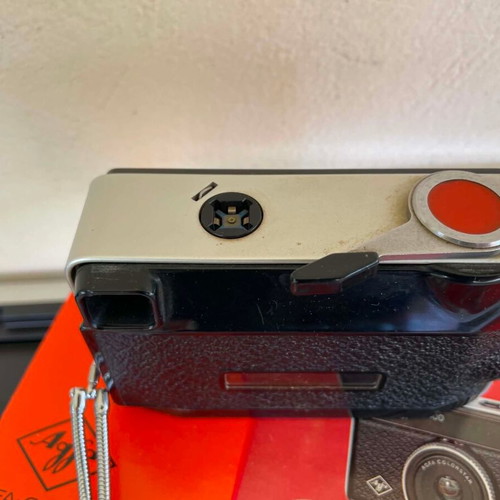 Agfamatic 100 Sensor camera like new with 6 new Osram Magicubes flashes