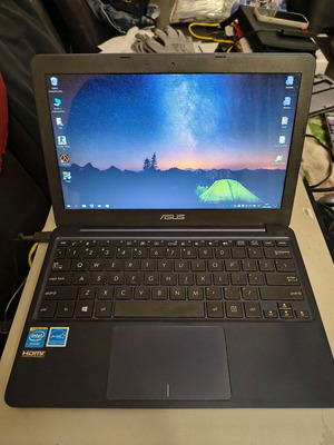Asus x205ta mini laptop 11.6 ιντσών μεταχειρισμένο με 2GB RAM και 32GB SSD
