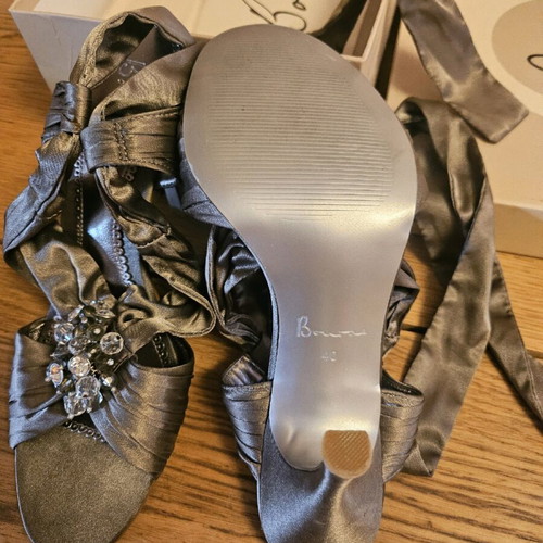 Bourne Taupe sandals new, size 40, gray beige