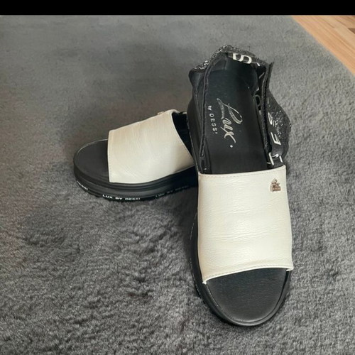 Leather platform sandals like new, size 39