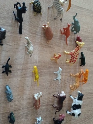 Jungle and farm animal figures used, pack of 25