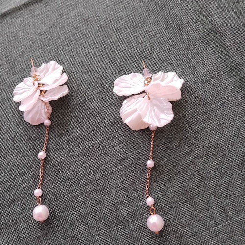 Dangling earrings new with floral motif and artificial pearls