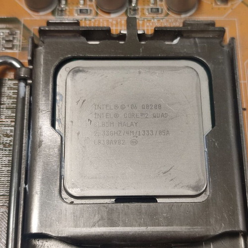 ASUS P5B-VM SE motherboard with Core 2 Quad 8200