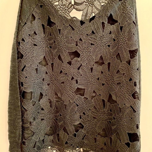 Thin knitted blouse with lace back