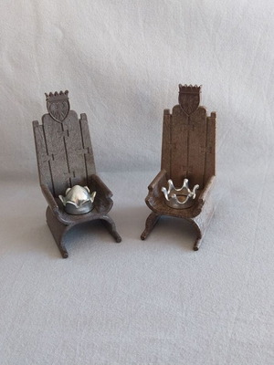 Playmobil medieval thrones set used with crowns and chest
