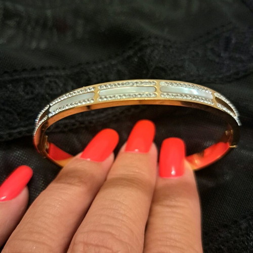 Bracelet new, gold color, impressive and unique