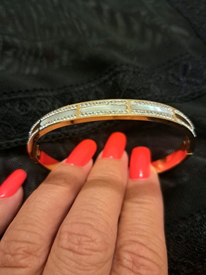 Bracelet new, gold color, impressive and unique