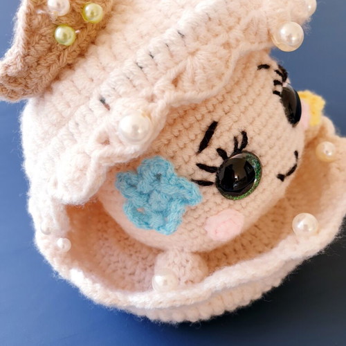 Amigurumi pearl doll Margaritarenia in handmade crochet shell