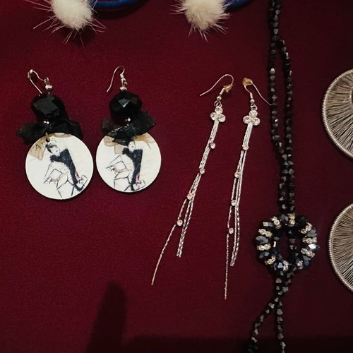 Set of 7 pairs of earrings, bracelet & necklace
