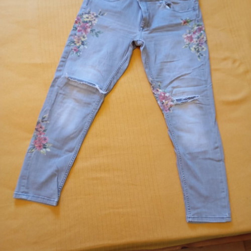 Denim jean Zara like new with floral design, elastic fit