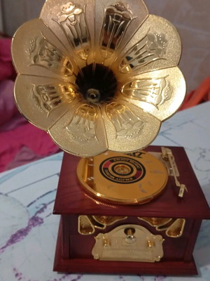 Music box-gramophone like new, plastic