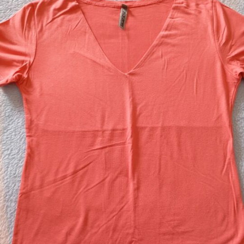 Coral T-shirt like new, size M