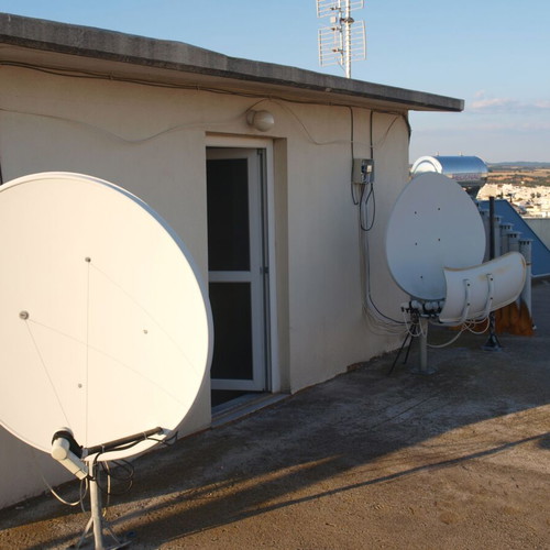 Complete satellite installation with VUSolo2 receiver, Toroidal T90 dish and 1.05m motorized dish