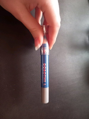 Dorothy L eye pencil-shadow used, metallic blue shade 309