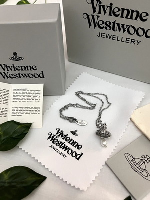 VW necklace like new, white and silver