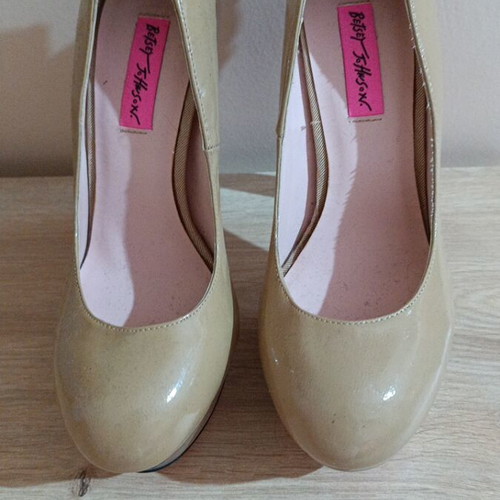 Betsey Johnson pumps like new, size 38, beige