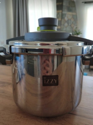 Izzy 8-liter stainless steel pressure cooker