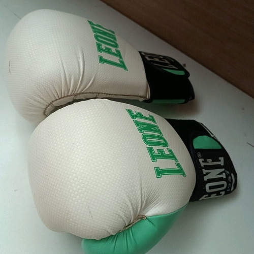 Leone boxing gloves like new for kids and women