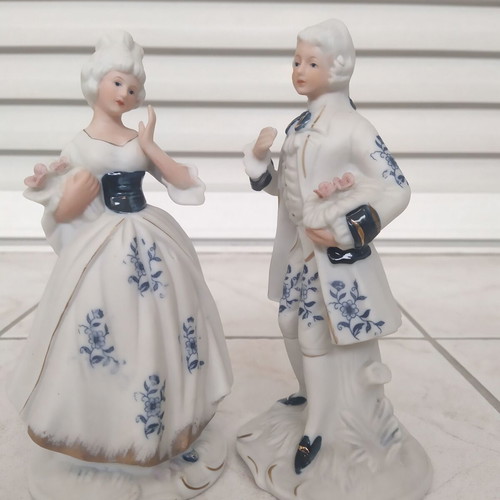 Decorative plaster figurine couple like new