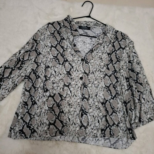 Bershka shirt short-sleeve with snake effect like new, size M