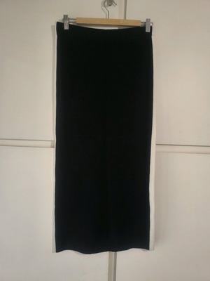 Knitted Zara skirt with straight cut and white stripe, length to mid-calf