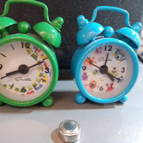Sentio metal table clocks like new, set of 2, blue and green