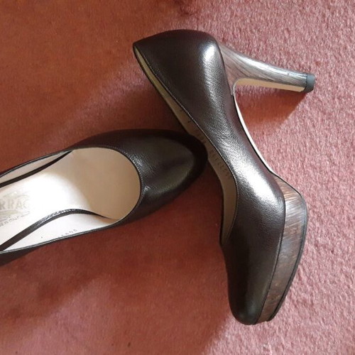 Salvatore Ferragamo brown pumps new, size 37
