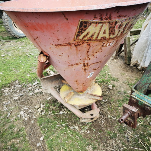Fertilizer hopper used with cross, 400 kg capacity
