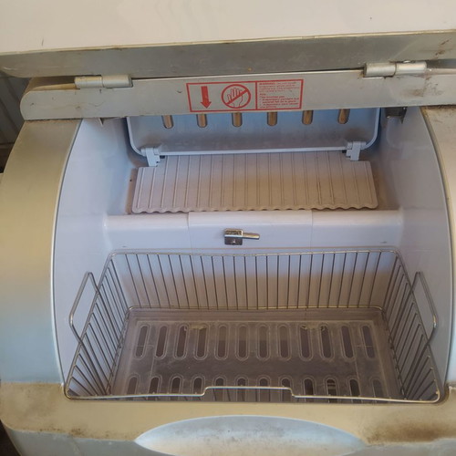 YOKOHAMA ice cube machine used, tabletop, 15 Kg production