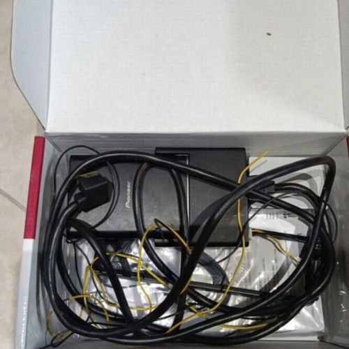 Pioneer AVH-5200BT car kit like new with Bluetooth, rear camera, mp3, ipod, navigation and TV tuner