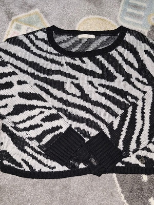 Gaudi sweater white and black like new