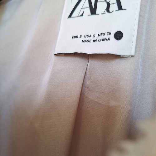 Zara short beige jacket like new with brown buttons and pockets