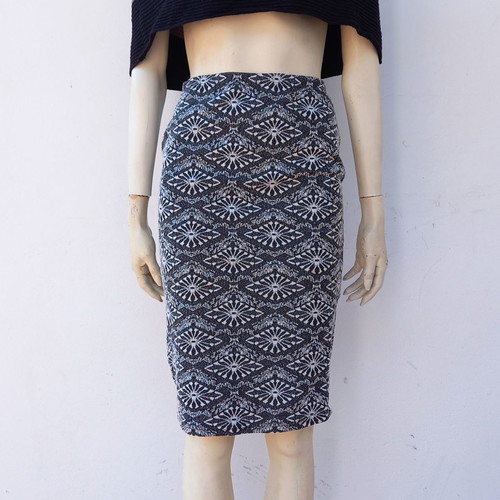 Elastic midi skirt used with jacquard pattern in white, black, gray
