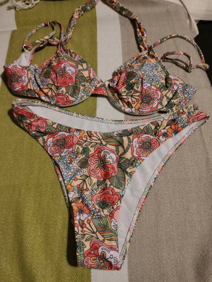 Women's bikini swimsuit like new, multicolor, size M