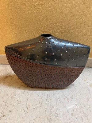 Black brown vase new without scratches or marks