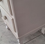 Ρετρό λευκό κομοδίνο