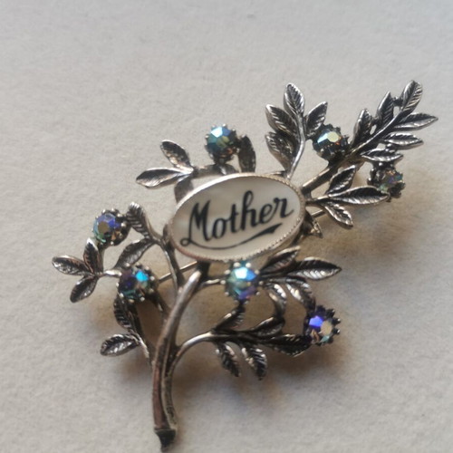 Mother of pearl brooch and heart-shaped pendant, 1950s