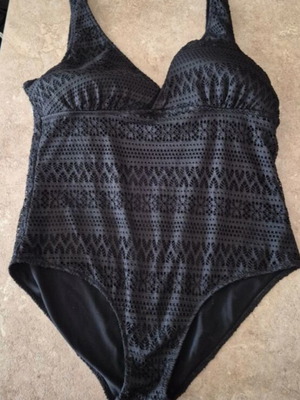 One-piece swimsuit black size L like new with removable padding