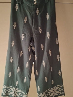 Λινό παντελόνι Capri Zara σαν καινούργιο, boho style, πράσινο, μέγεθος XS