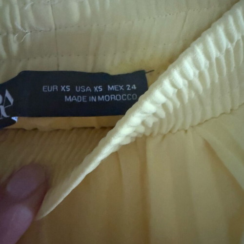 Zara skirt with built-in shorts and two slits like new, yellow, XS