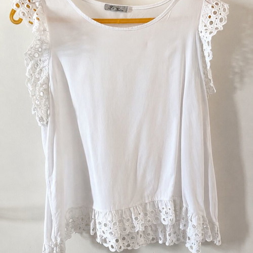 FN Fashion white sleeveless blouse with lace