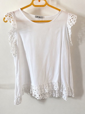 FN Fashion white sleeveless blouse with lace