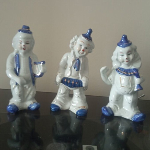 Porcelain figurines set of 3 like new