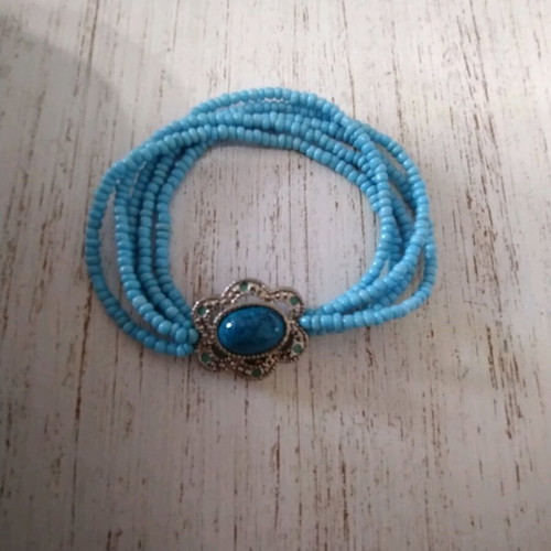Bracelet new with turquoise beads and decorative element