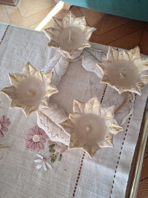 Decorative wreath with candles and flower designs used