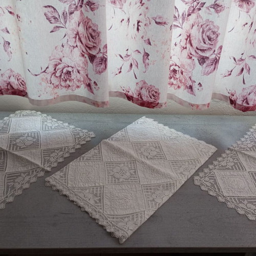 Set of 3 vintage table runners like new